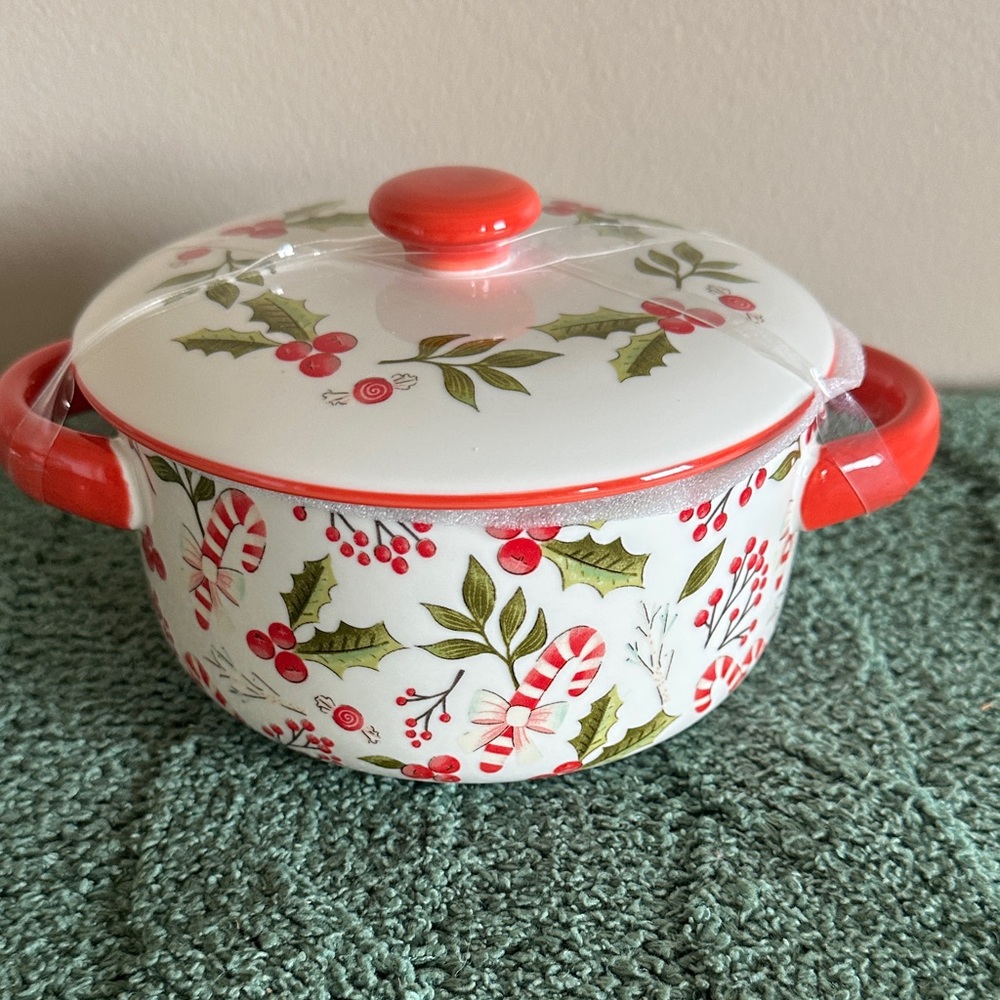 Grace Pantry Holdiay Christmas Covered Lidded Serving Dish Holly Berry NEW!